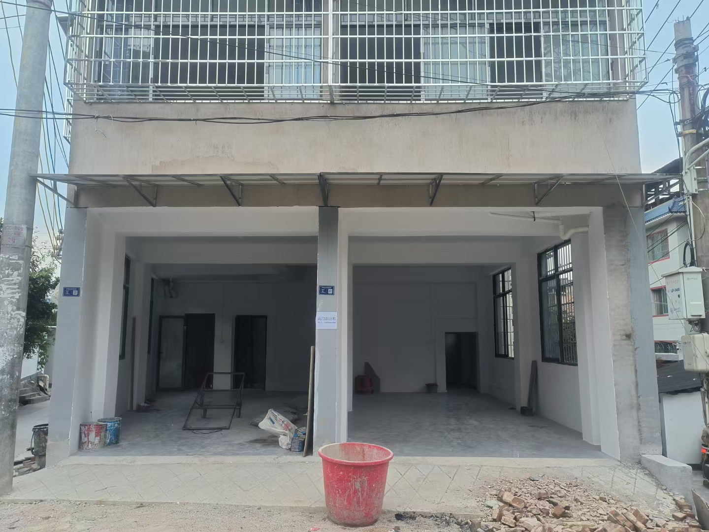 南门洞门面出租，年付，靠近小学可做餐饮小卖铺！